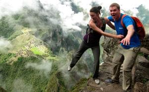 Turistas recorriendo la montaña Huayna Picchu