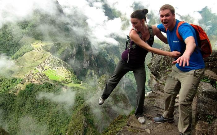 Turistas recorriendo la montaña Huayna Picchu